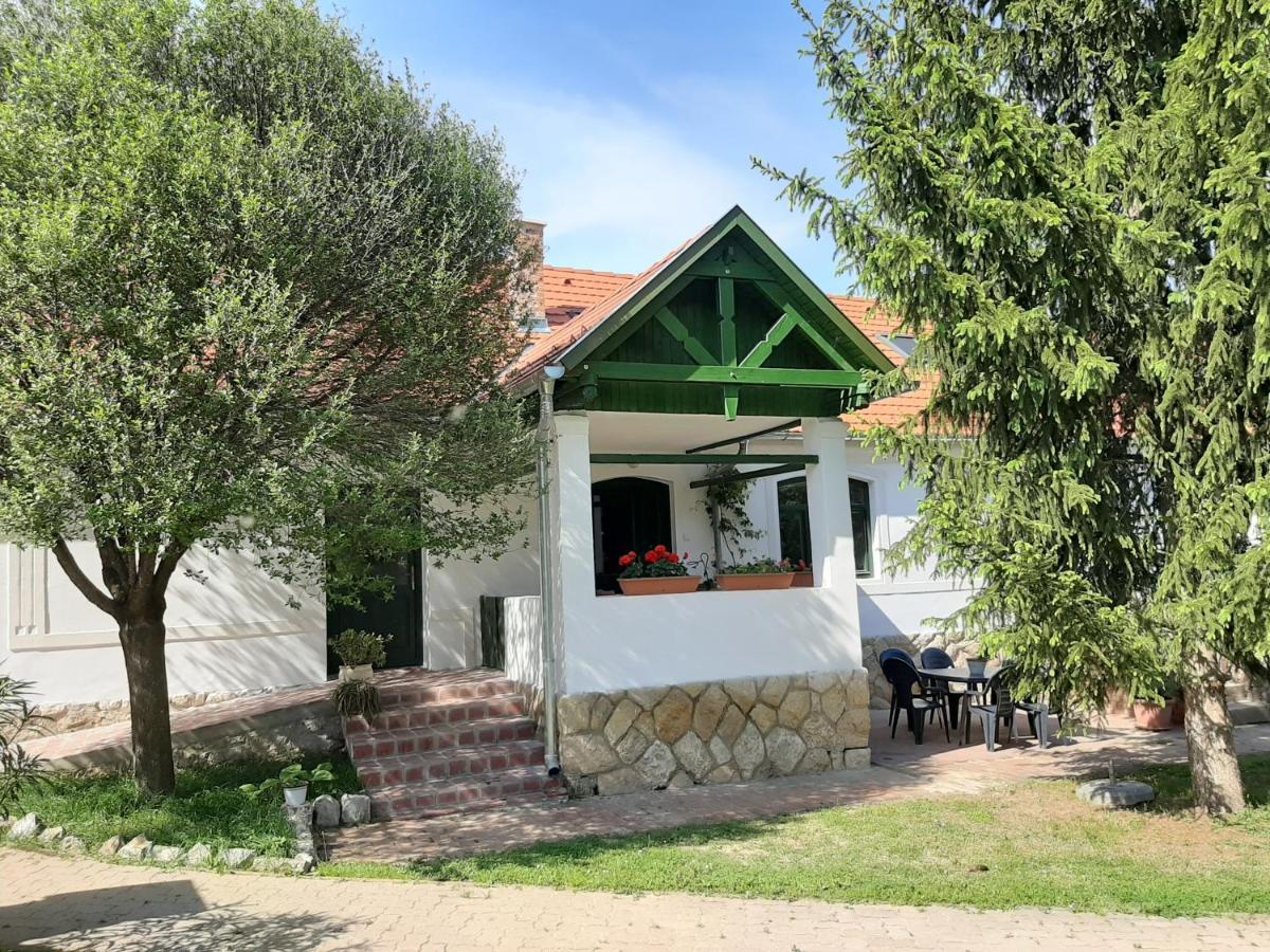Natura Panzio&Apartmanhaz Orfu Exterior photo