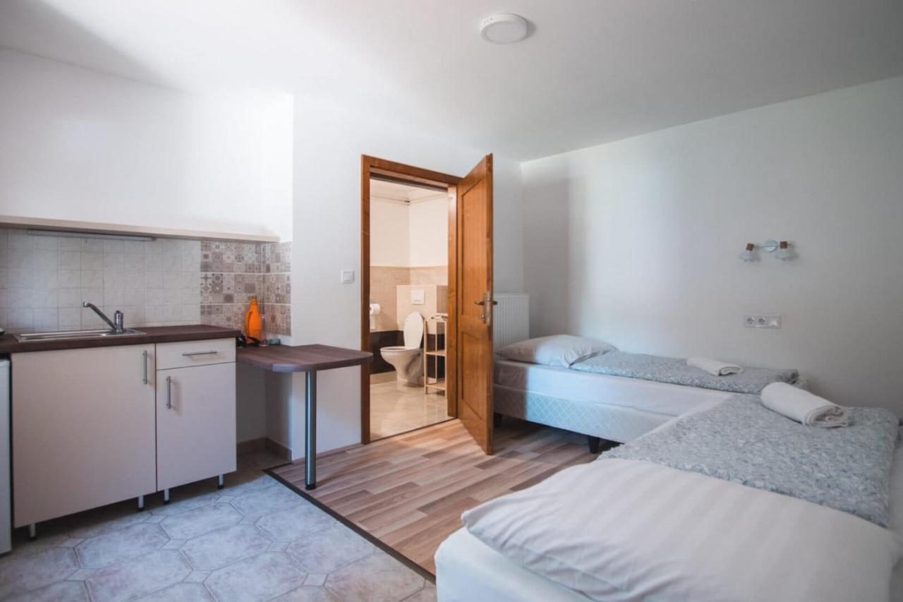 Natura Panzio&Apartmanhaz Orfu Exterior photo